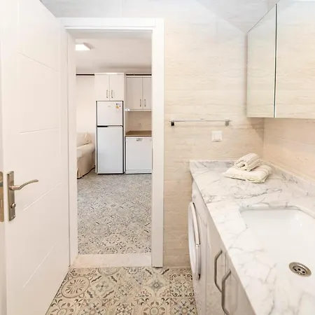 아파트 Convenient With Central Location In